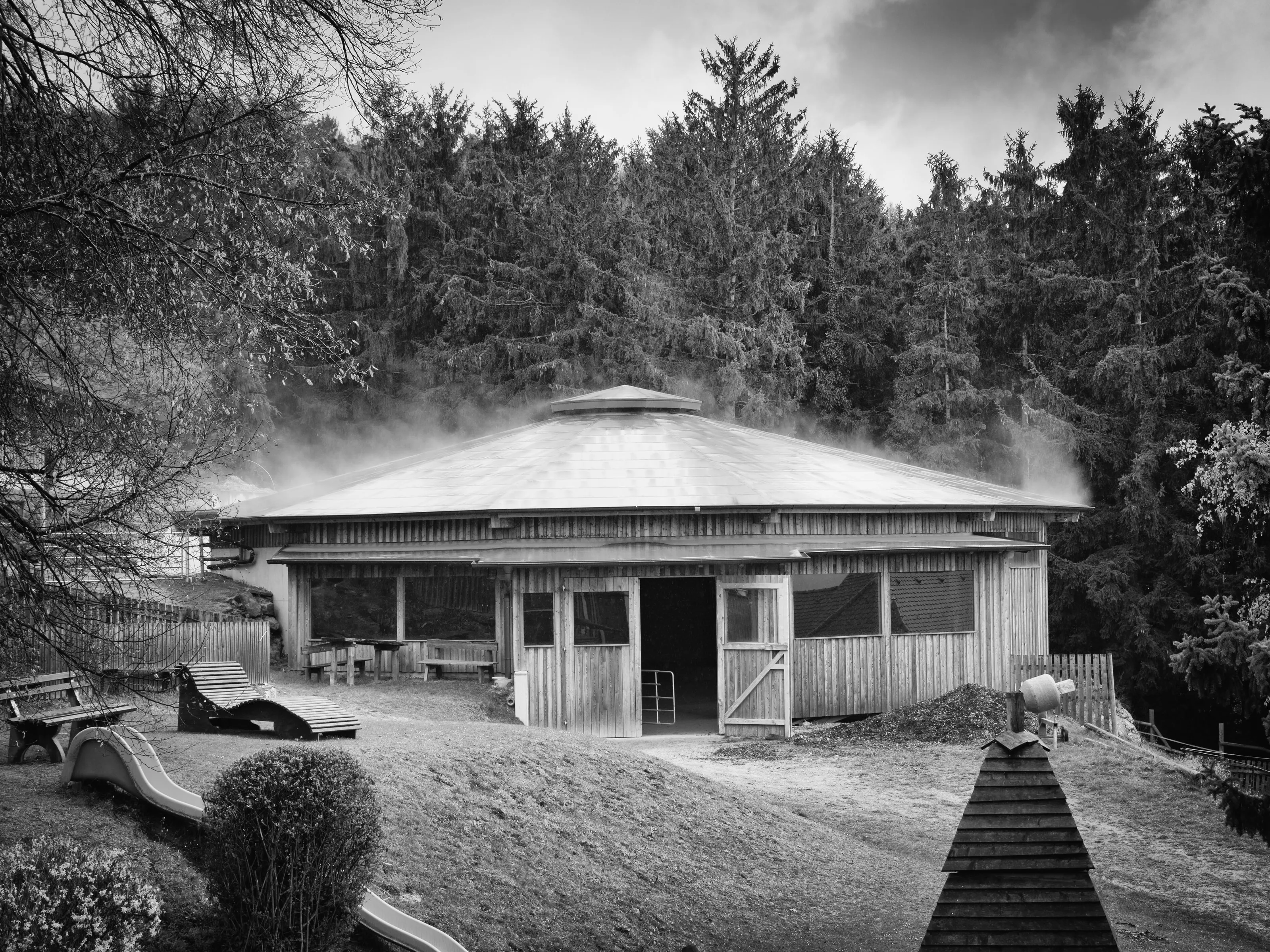Holzpavillon auf einer Lichtung im Wald