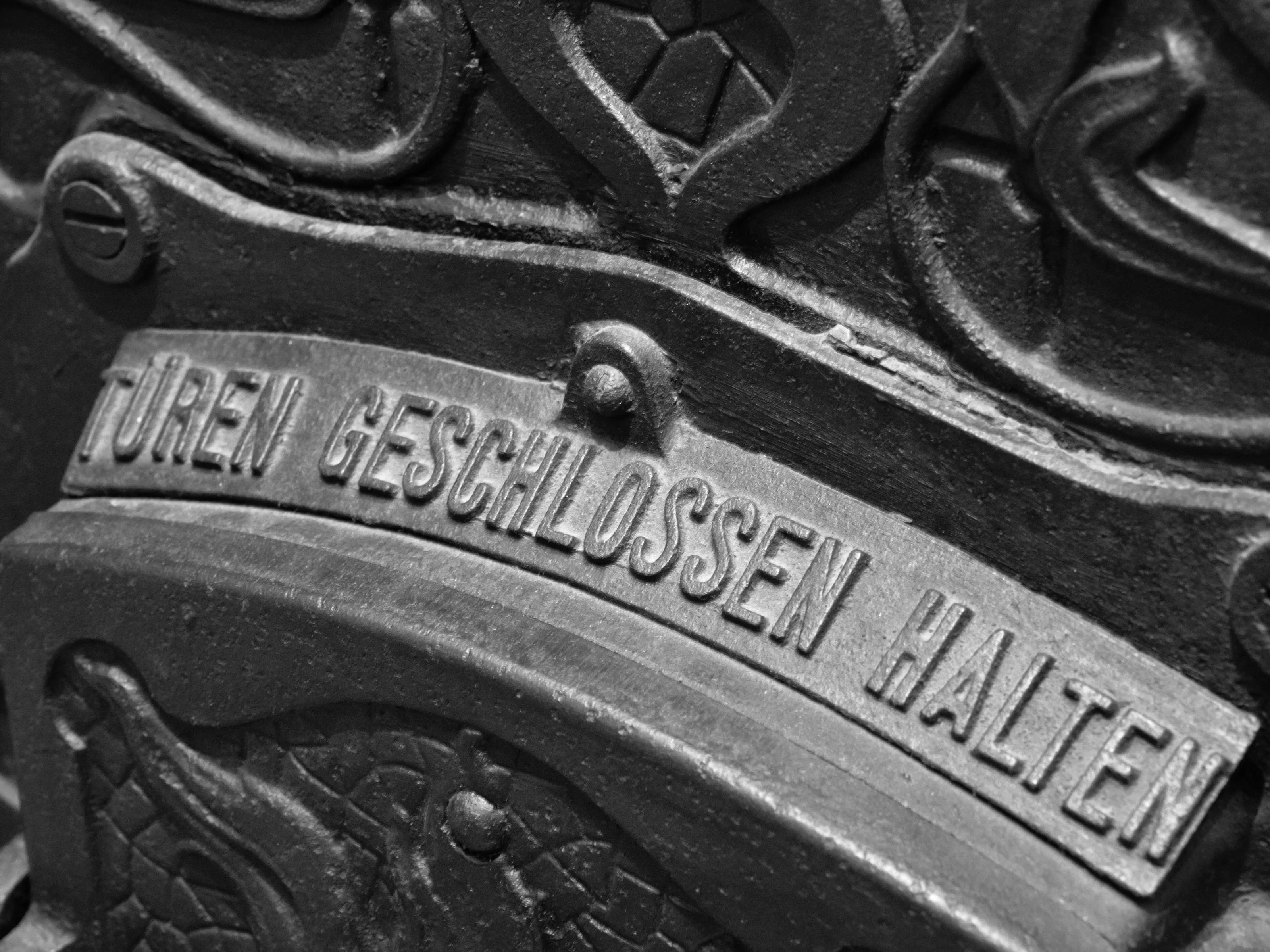 Gusseiserne Schrift: Türen geschlossen halten