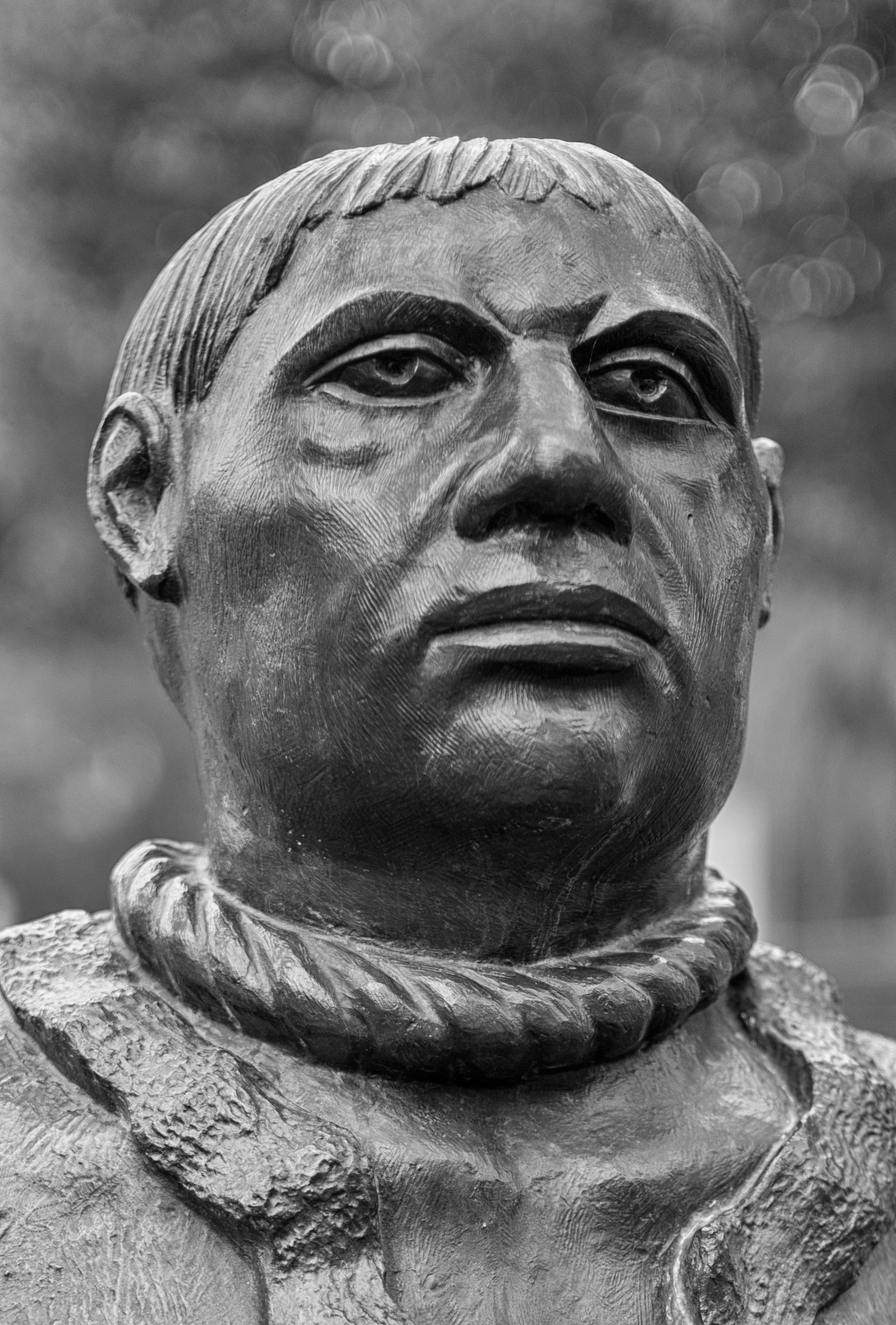 Bronzebüste eines Mannes mit ernstem Blick