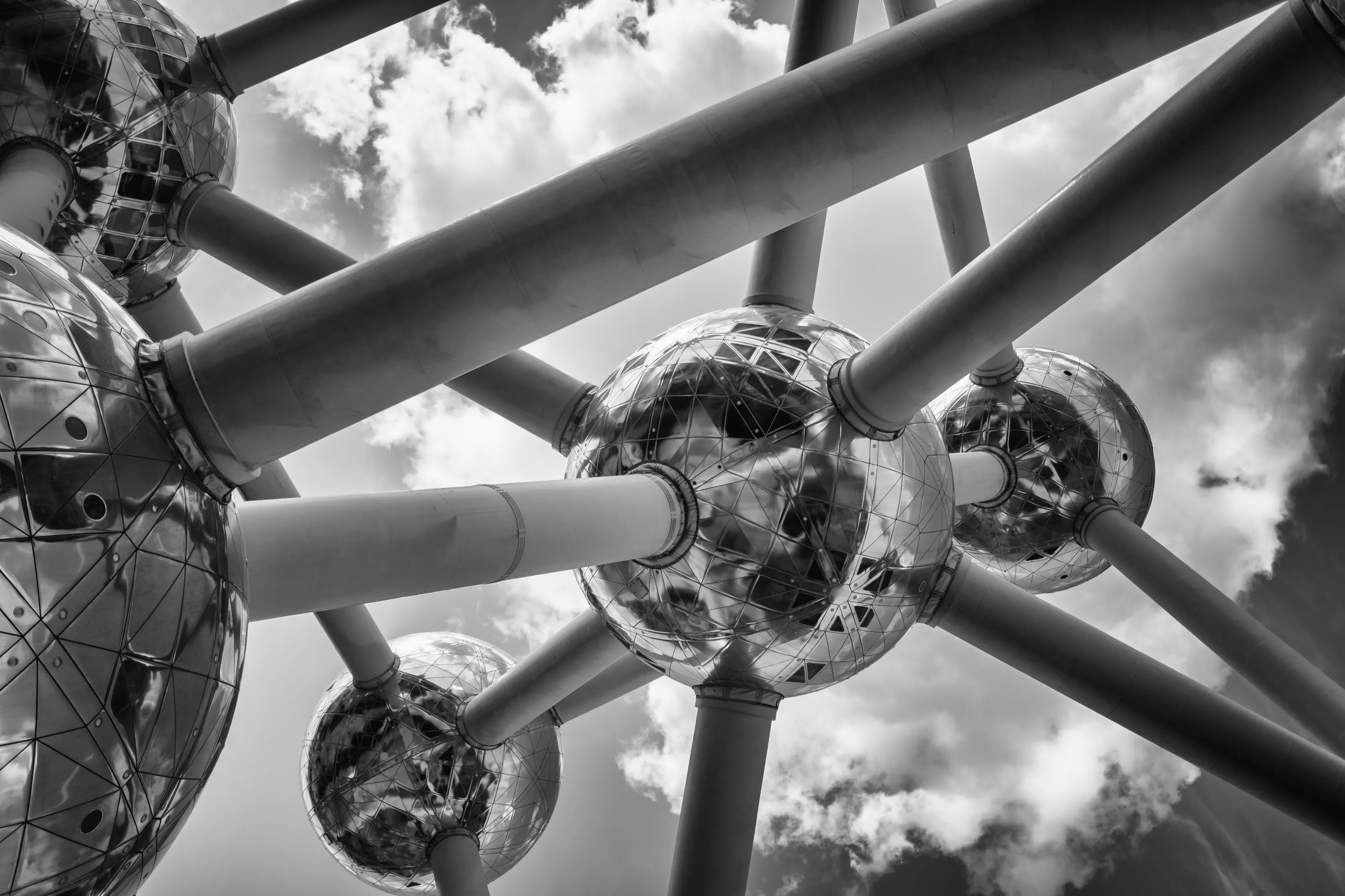 Kugeln und Röhren des Atomiums vor bewölktem Himmel